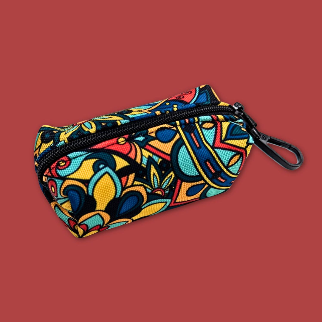 Distributeur de sacs à cacas de dos aux couleurs vives .Il présente une fermeture éclaire et un anneau en alliage pour pouvoir l’accrocher à la laisse.