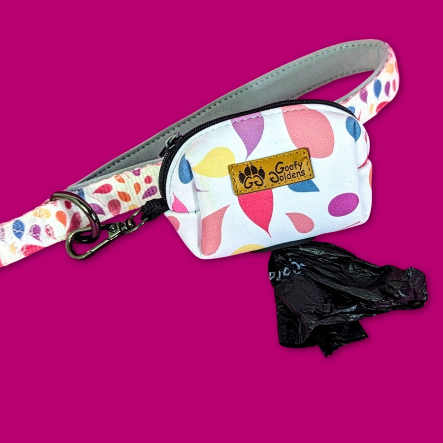 pochette de sacs à déjections pour chien Pétales accrochée à la laisse du même motif