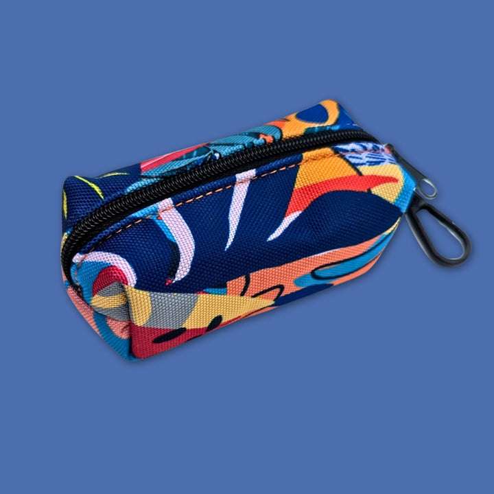 Zoom sur la fermeture éclair et l'attache du distributeur de sacs à déjections et friandises de la gamme Lagon.