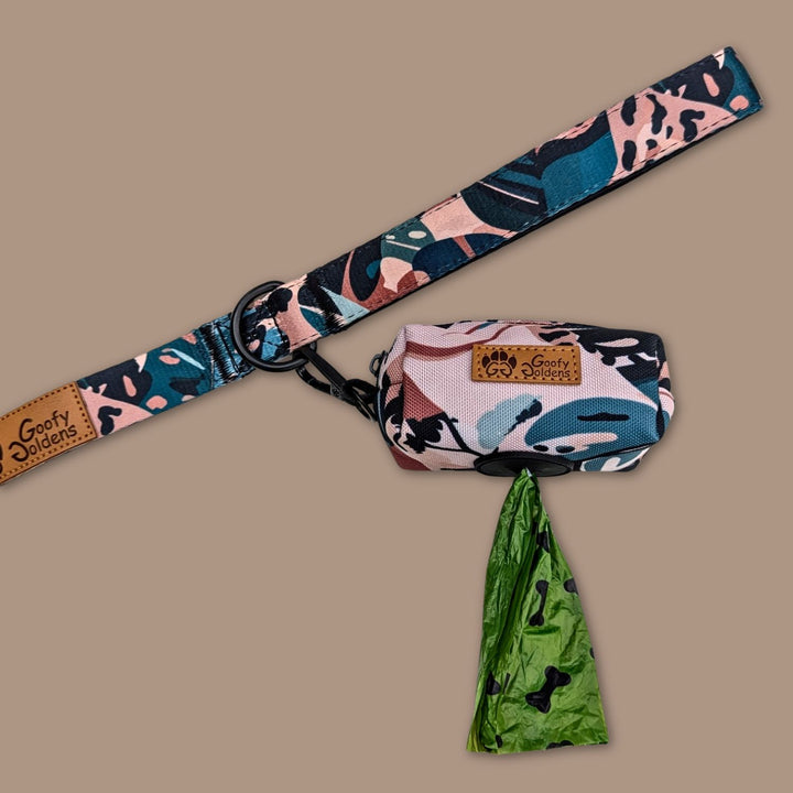 Photo du distributeur de sacs à cacas Savane accroché à la laisse de cette collection.