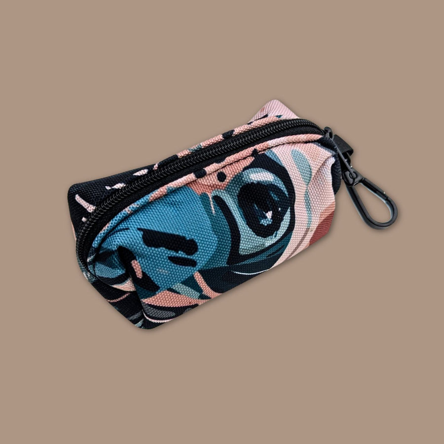 Photo du distributeur de sac à cacas de la gamme Savane aux mélanges de marron, vert et beige avec des motifs de feuillages et de tâches de léopard.