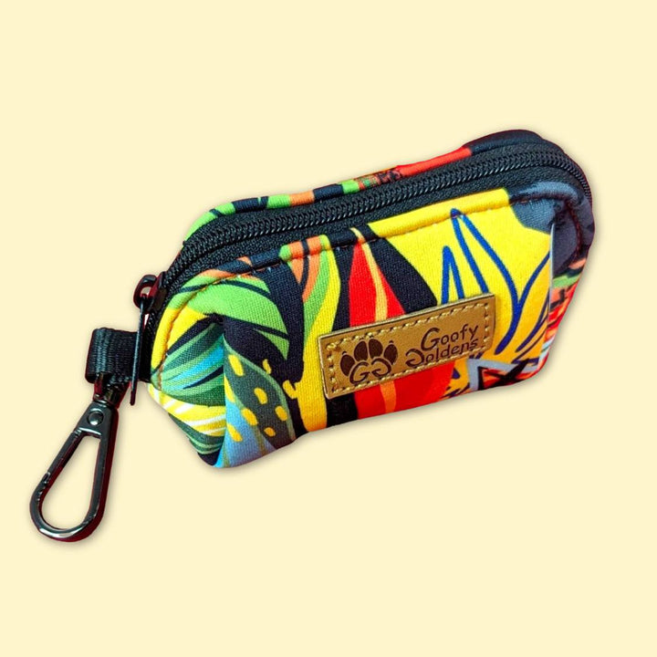 Photo du distributeur à cacas/friandises Tropical. Les couleurs du produits sont : rouge, vert, jaune, orange et bleu. Les motifs rappellent les tropiques. 