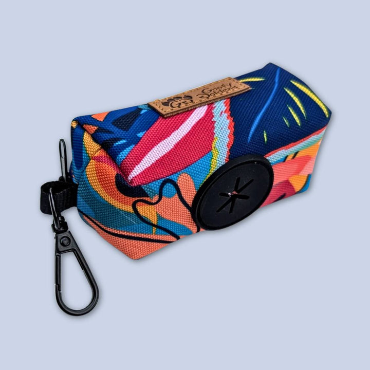 Gros plan sur l'ouverture en caoutchouc du distributeur de sacs à crottes et friandises de la gamme Lagon, accompagné de son anneau d'attache pratique.
