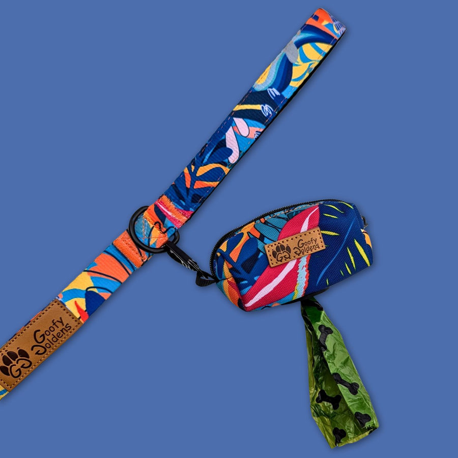 Mise en situation du distributeur de sacs à déjections Lagon, avec un sac sorti par l'ouverture en caoutchouc prévu à cet effet, et accroché à la laisse. 