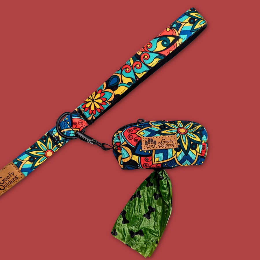 Mise en scène du distributeur de sacs à déjections Mandala : un sac apparaît par l'ouverture en caoutchouc prévu à cet effet, tandis que le distributeur est fixé à la laisse.