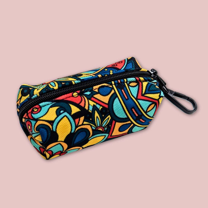 Distributeur de sacs à cacas de dos aux couleurs vives .Il présente une fermeture éclaire et un anneau en alliage pour pouvoir l’accrocher à la laisse.