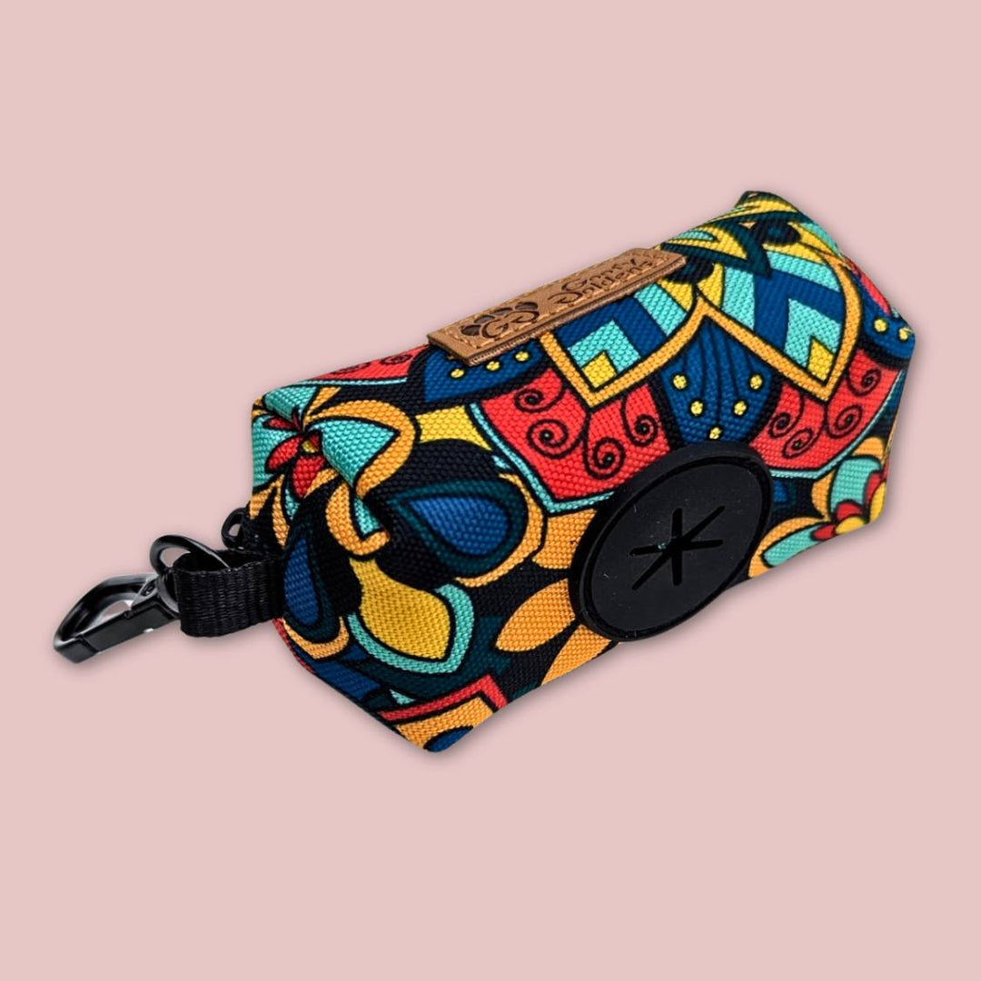 Mise en avant de la sortie des sacs en caoutchouc du distributeur de sacs à cacas/friandises Mandala et de l'anneau en alliage pour pouvoir l’accrocher à la laisse.
