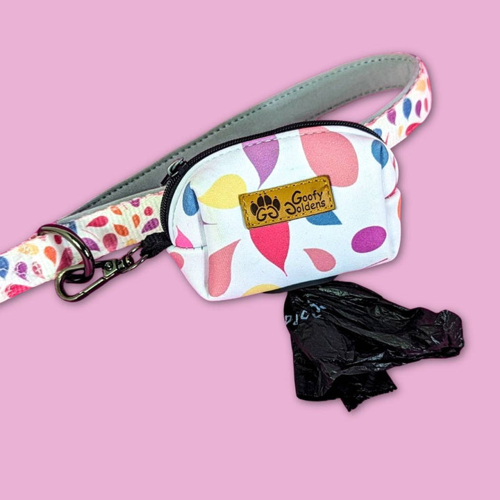 pochette de sacs à déjections pour chien Pétales accrochée à la laisse du même motif