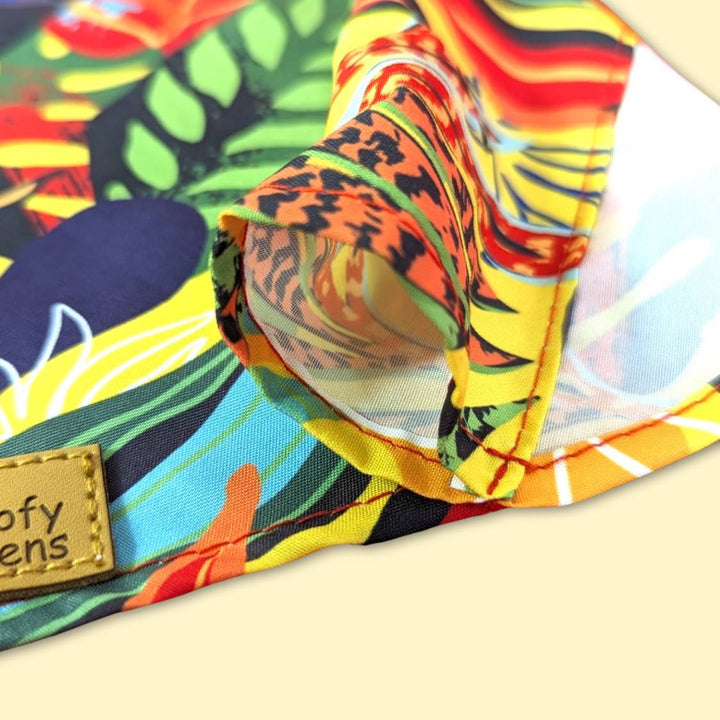 Zoom sur le passage du bandana Tropical de chez Goofy Goldens par lequel passer le collier pour chien 