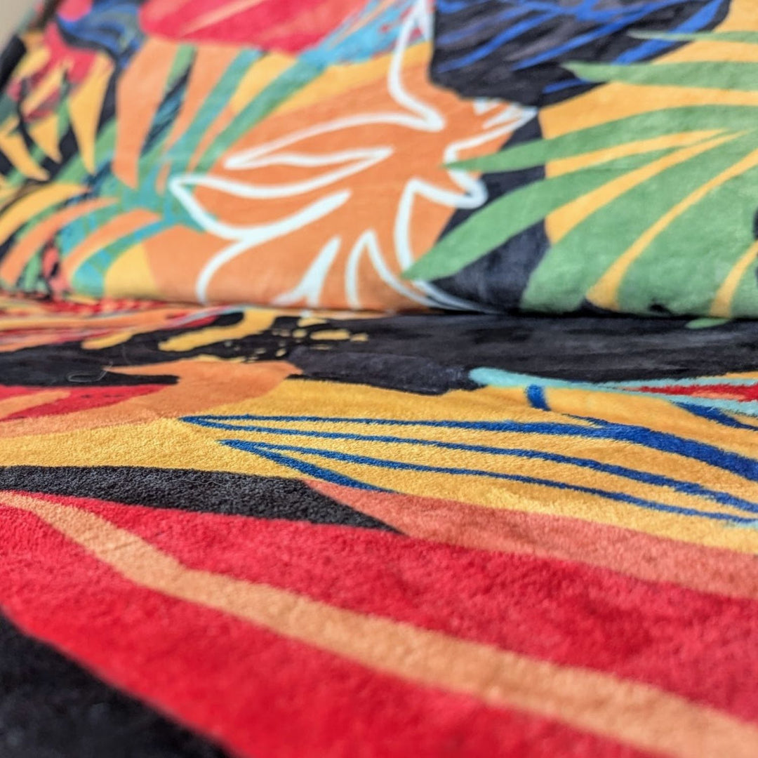 Plaid polaire 330 g, confortable et élégant, aux couleurs jaune, rouge, vert, orange et noir.