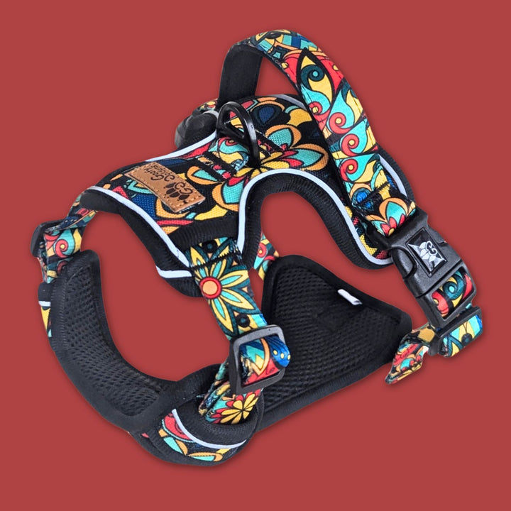 Vue 3D du harnais anti traction de la collection Mandala. Un superbe harnais orné de motifs et couleurs vives.