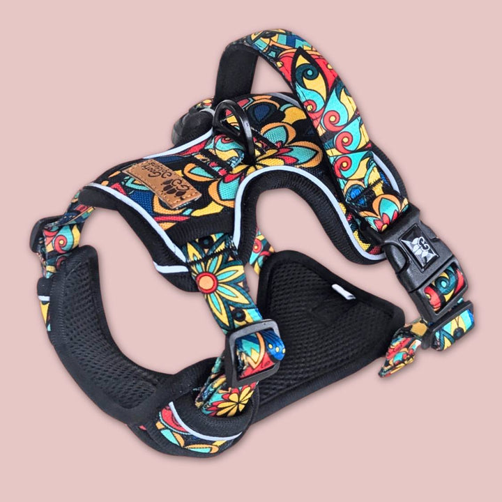Vue 3D du harnais anti traction de la collection Mandala. Un superbe harnais orné de motifs et couleurs vives.