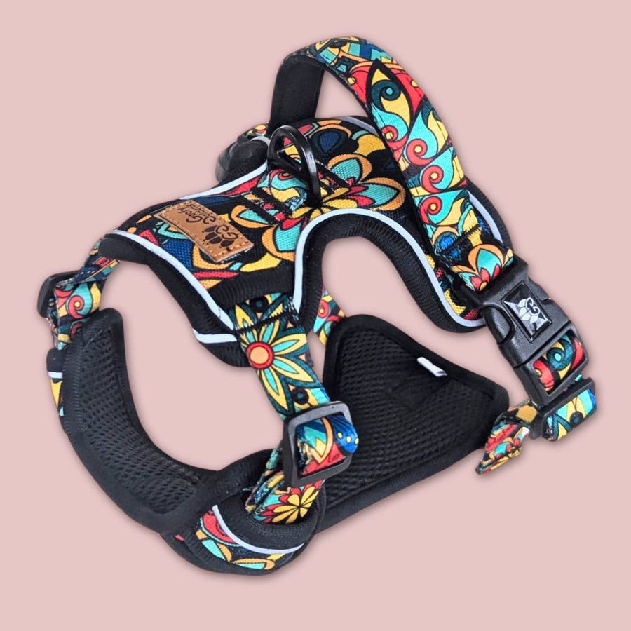 Vue 3D du harnais anti traction de la collection Mandala. Un superbe harnais orné de motifs et couleurs vives.