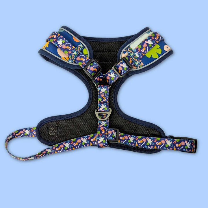 Harnais rembourré et confortable de la marque tendance Goofy Golden présenté à plat pour distinguer la forme en Y du harnais.