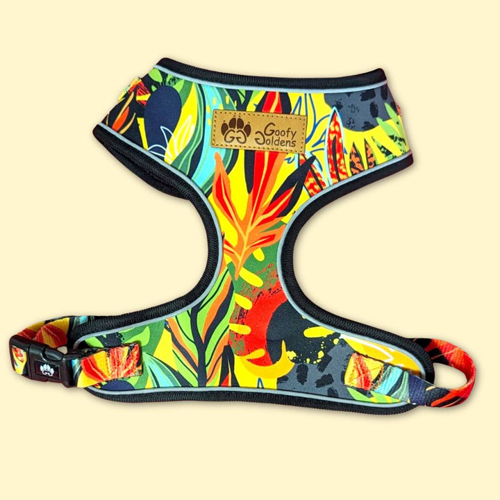 Très jolie harnais classique Tropical de la marque Goofy Goldens. Les couleurs sont : vert, rouge, jaune et bleu et les motifs sont inspirés de la jungle. 
