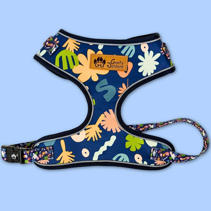 Harnais pour chien résistant et ergonomique aux formes colorées vertes, jaunes et pastels sur fond bleu marine de la marque française Goofy Goldens.