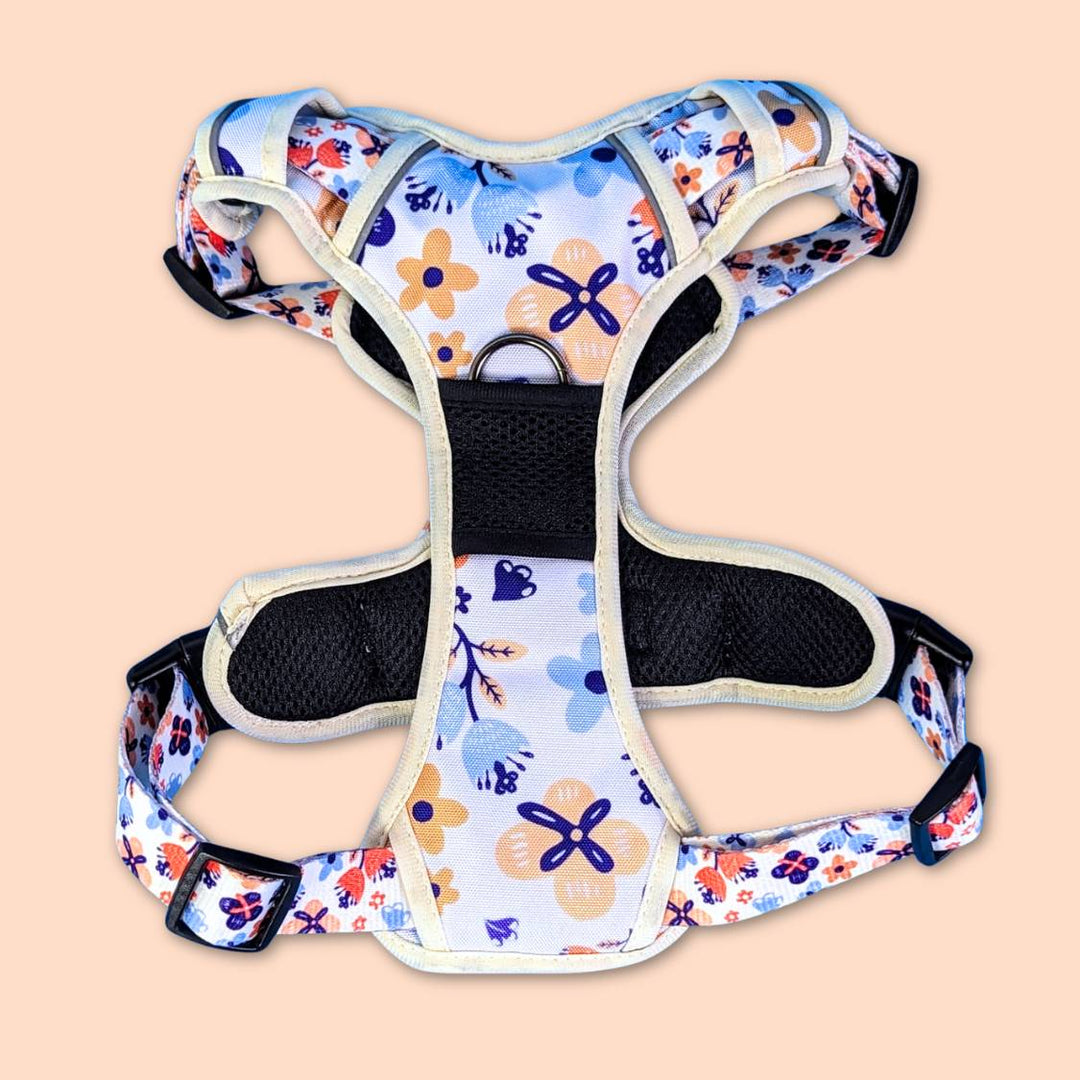 Harnais anti-traction solide et stylée pour chien de la marque Goofy Goldens présenté à plat pour voir la partie qui est contre le poitrail de l'animal avec la boucle d'attache anti-traction.