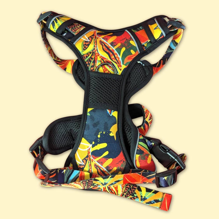 Jolie harnais anti-traction tropical aux explosions de couleurs vibrantes. On voit peut voir l'avant du produit Goofy Goldens. 