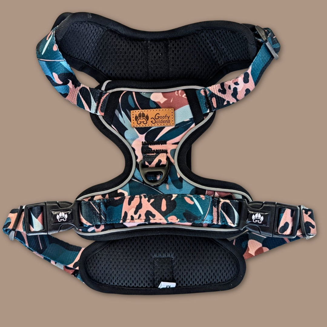 Vu d'ensemble du harnais anti-traction Savane, de la marque Goofy Goldens, on peut voir l'anneau en D, les boucles d'attache et la poignée de sécurité.
