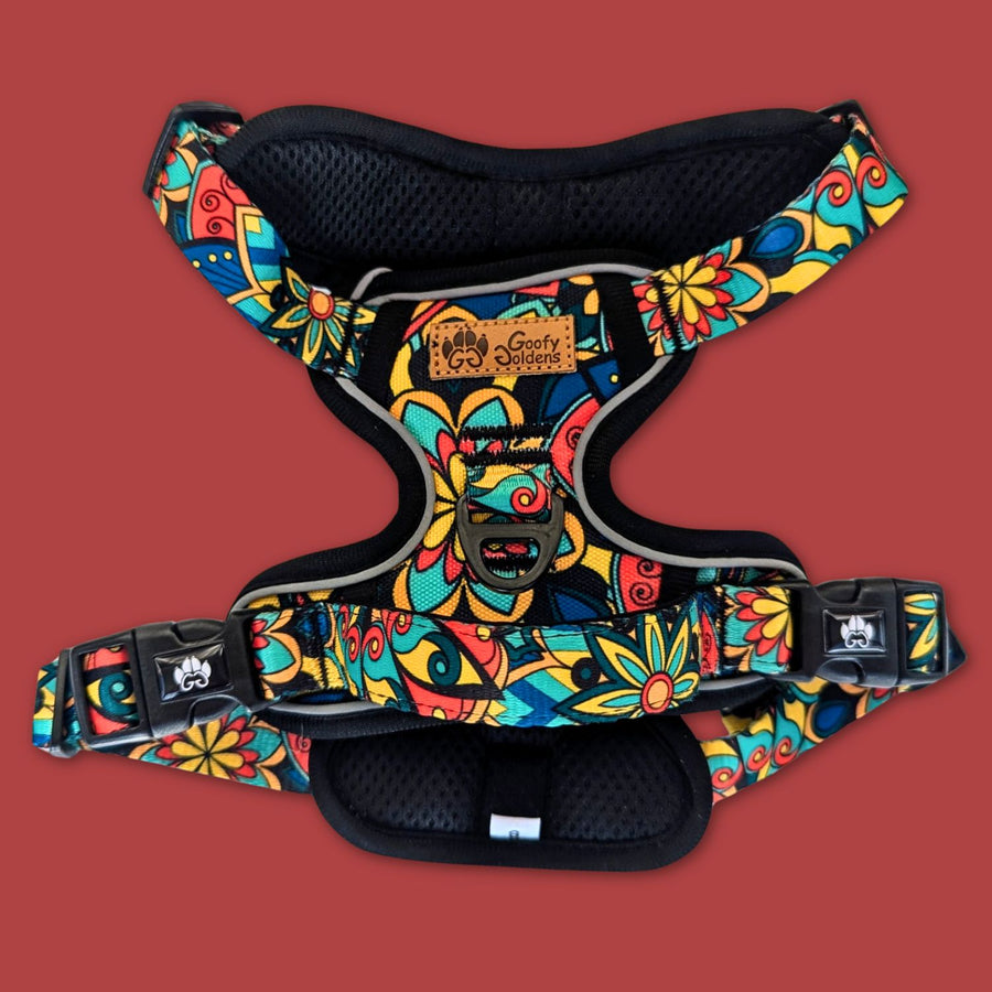 Harnais anti-traction de la gamme Mandala aux mélanges graphiques de mandalas verts, rouges, jaunes et bleus.