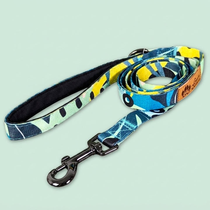 Laisse chien Récif vert, bleu et jaune avec une poignée rembourrée maximisant votre confort et avec un crochet pivotant à ressort très résistant 