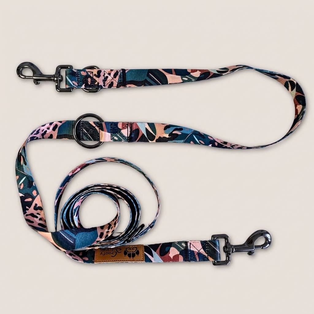 Présentation de la jolie laisse multiposition pour chien de la gamme Savane aux motifs de marron, vert et beige avec des motifs de feuillages et de tâches de léopard de la marque innovante Goofy Goldens