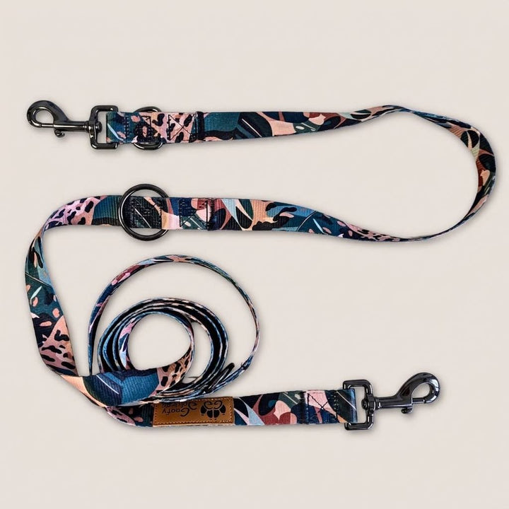 Présentation de la jolie laisse multiposition pour chien de la gamme Savane aux motifs de marron, vert et beige avec des motifs de feuillages et de tâches de léopard de la marque innovante Goofy Goldens