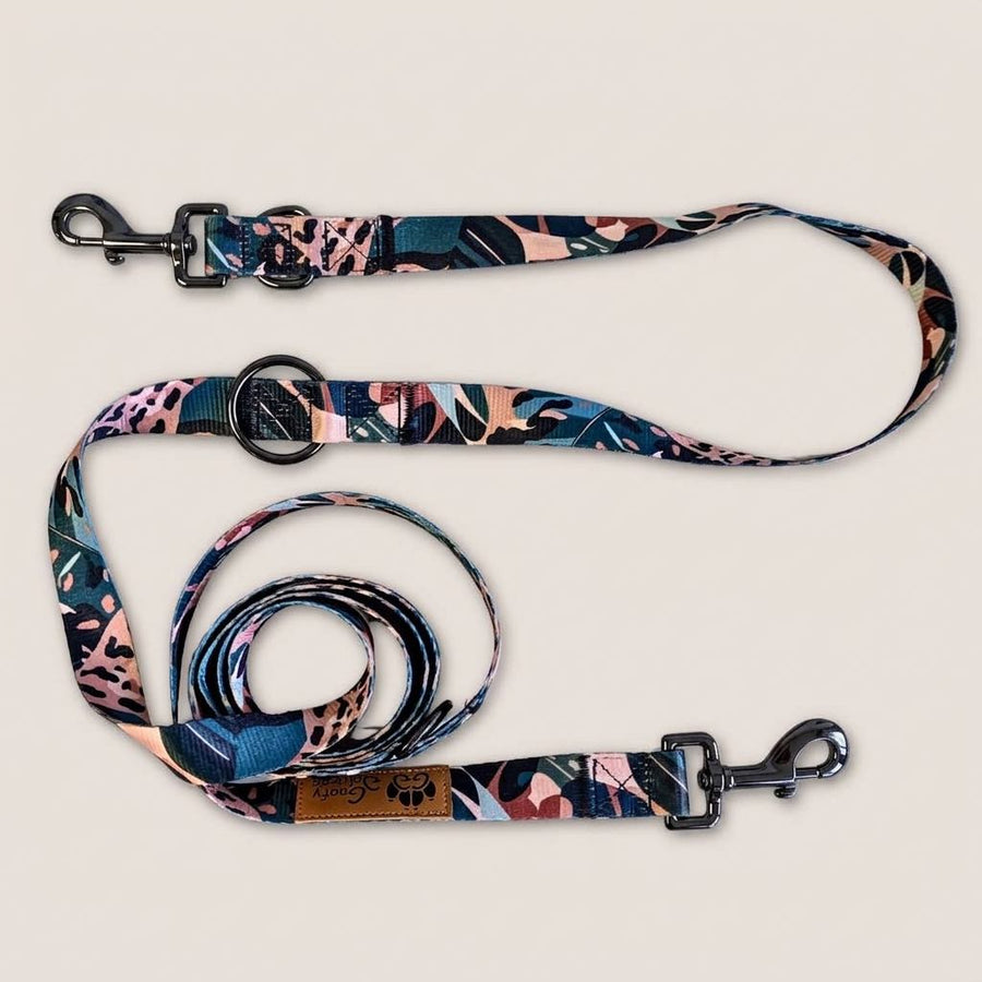 Présentation de la jolie laisse multiposition pour chien de la gamme Savane aux motifs de marron, vert et beige avec des motifs de feuillages et de tâches de léopard de la marque innovante Goofy Goldens