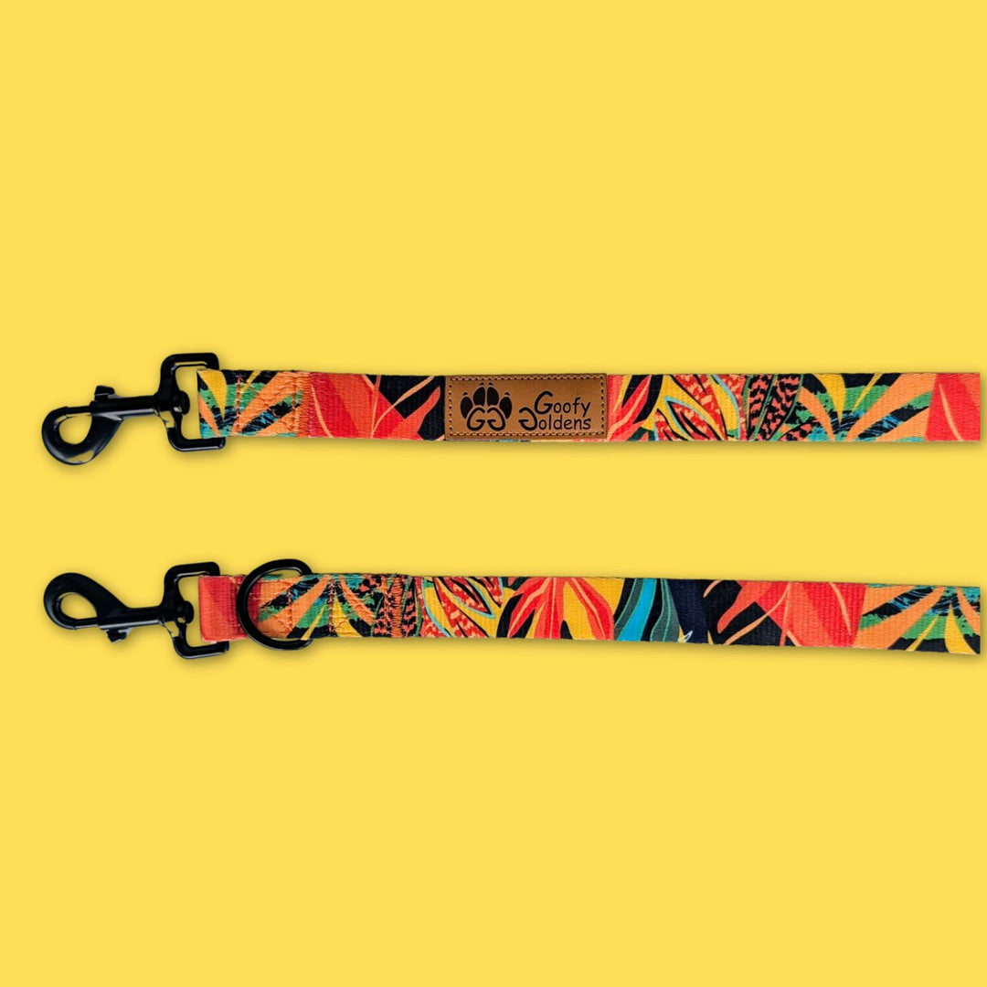 On aperçoit les deux mousquetons de la laisse Multiposition de la marque Goofy Goldens aux motifs tropicaux.