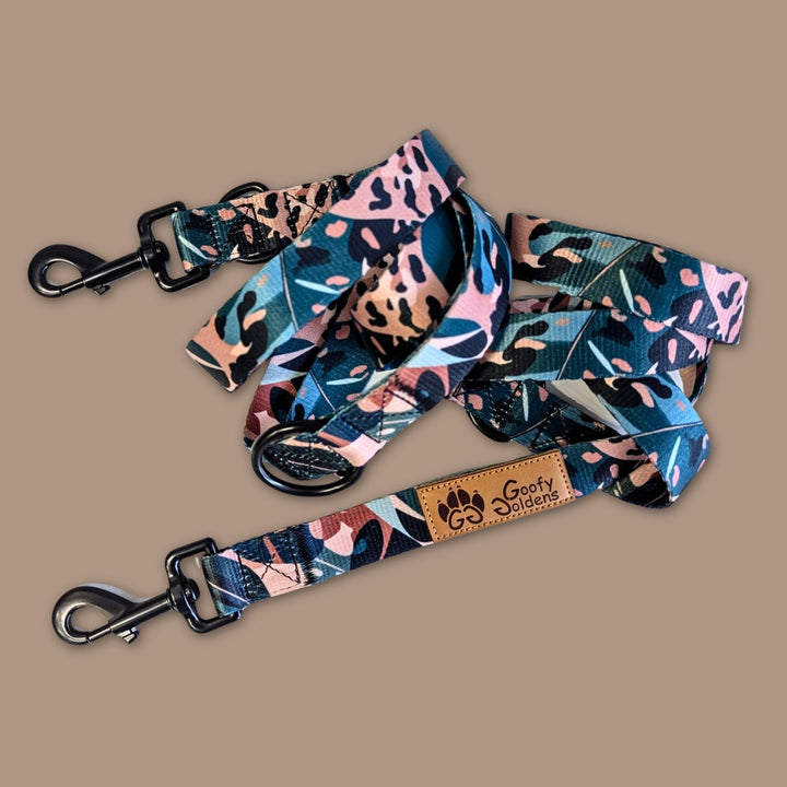 Laisse multipositon de la gamme Savane, ornée de motifs feuillage et tâches léopard, on distingue les deux mousquetons et les différents anneaux.