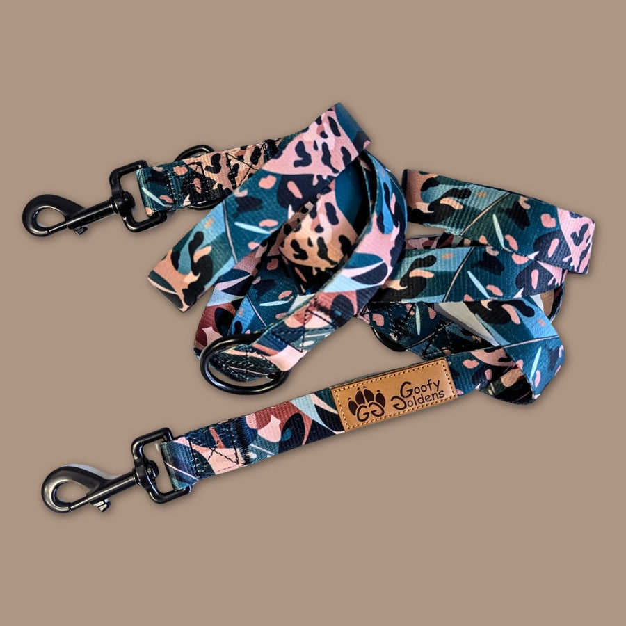 Laisse multipositon de la gamme Savane, ornée de motifs feuillage et tâches léopard, on distingue les deux mousquetons et les différents anneaux.