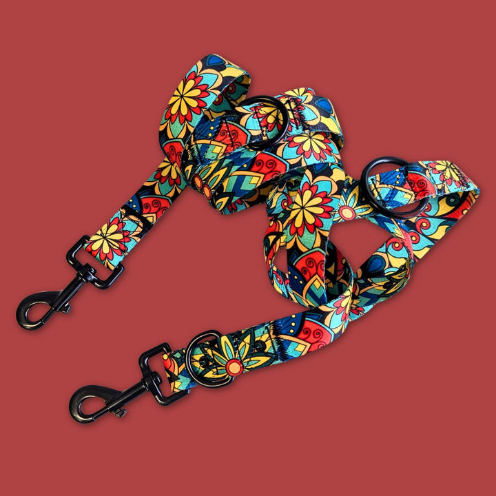 Laisse multiposition de la gamme Mandala enroulée où l'on peut voir les deux mousquetons et les boucles d'attaches.