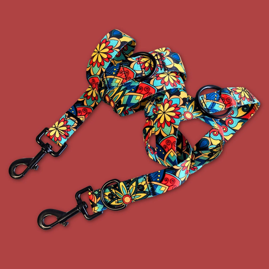 Laisse multiposition de la gamme Mandala enroulée où l'on peut voir les deux mousquetons et les boucles d'attaches.