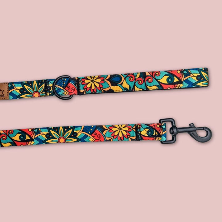 On aperçoit le mousqueton et le système d'attache de la laisse Mandala de la marque Goofy Goldens aux couleurs vertes, rouges, jaunes et bleues