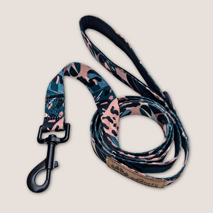 Présentation de la jolie laisse  pour chien de la gamme Savane aux motifs de marron, vert et beige avec des motifs de feuillages et de tâches de léopard de la marque innovante Goofy Goldens