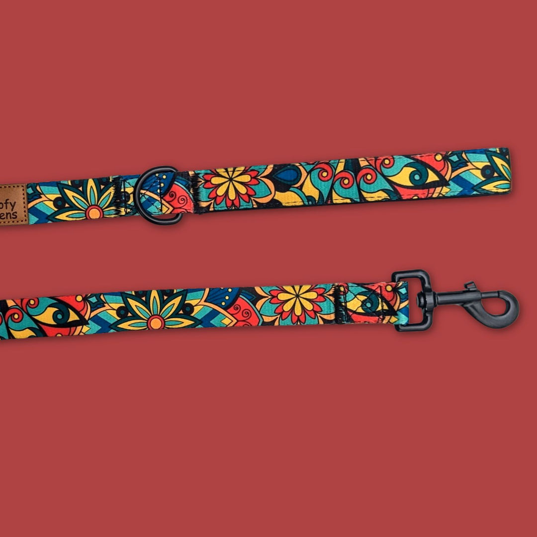 On aperçoit le mousqueton et le système d'attache de la laisse Mandala de la marque Goofy Goldens aux couleurs vertes, rouges, jaunes et bleues