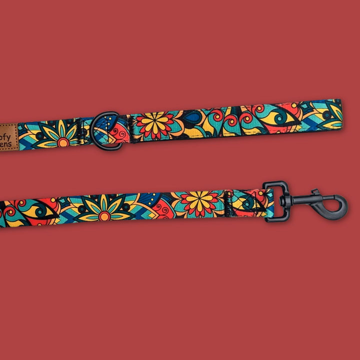 On aperçoit le mousqueton et le système d'attache de la laisse Mandala de la marque Goofy Goldens aux couleurs vertes, rouges, jaunes et bleues