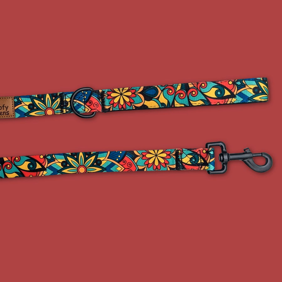 On aperçoit le mousqueton et le système d'attache de la laisse Mandala de la marque Goofy Goldens aux couleurs vertes, rouges, jaunes et bleues