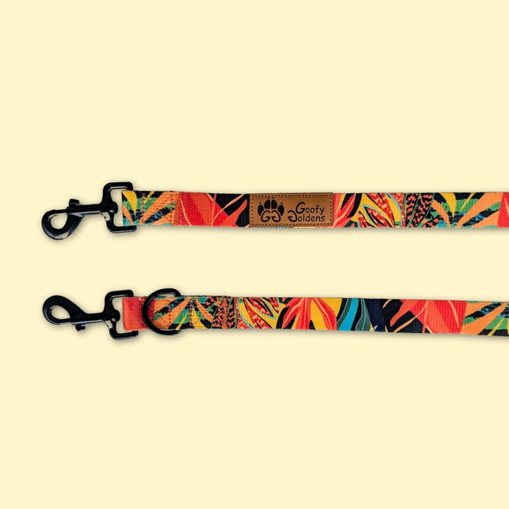 On aperçoit les deux mousquetons de la laisse Multiposition de la marque Goofy Goldens aux motifs tropicaux.