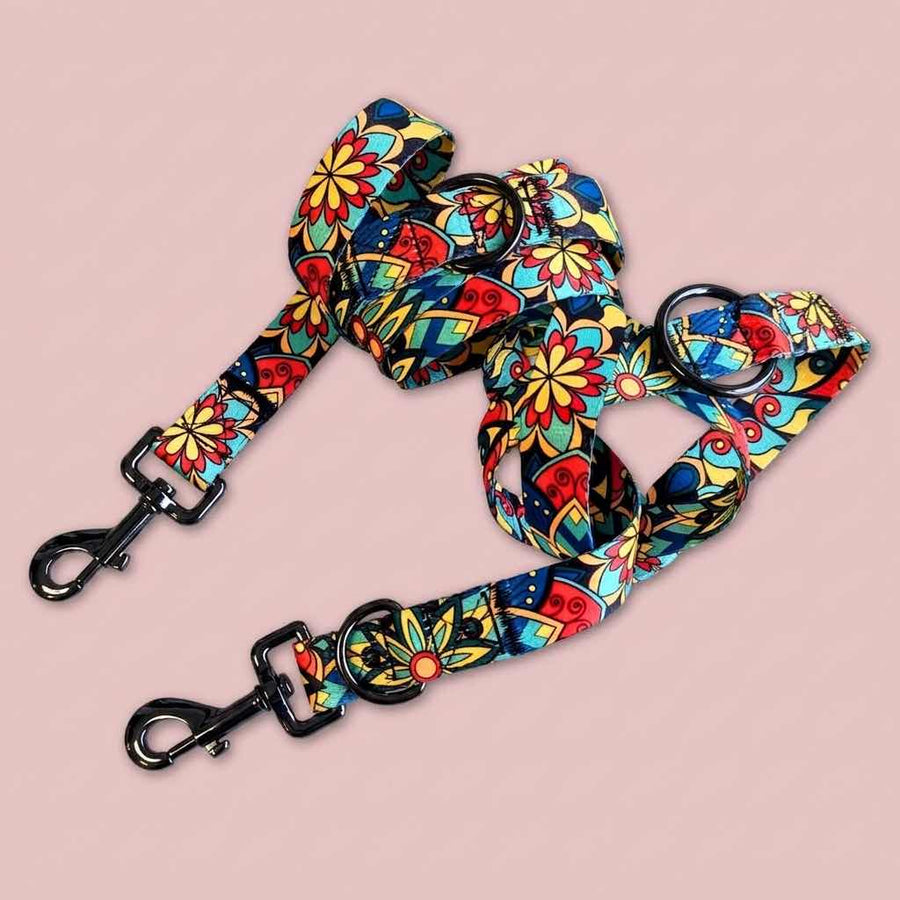 Laisse multiposition de la gamme Mandala enroulée où l'on peut voir les deux mousquetons et les boucles d'attaches.