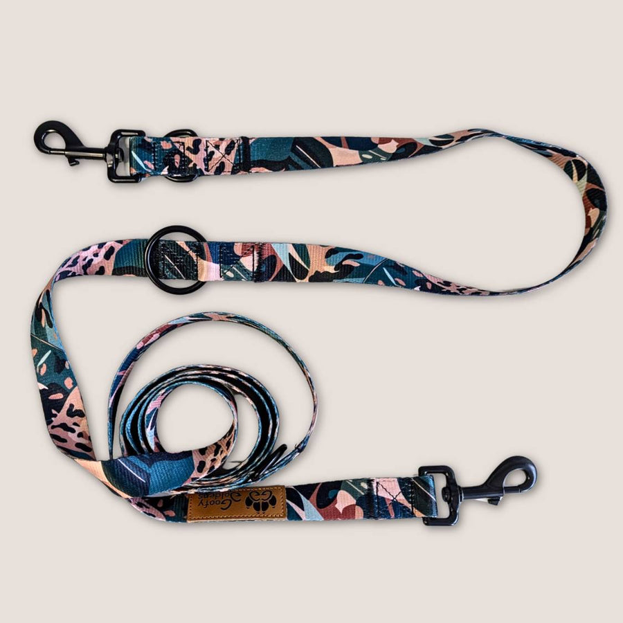 Présentation de la jolie laisse multiposition pour chien de la gamme Savane aux motifs de marron, vert et beige avec des motifs de feuillages et de tâches de léopard de la marque innovante Goofy Goldens