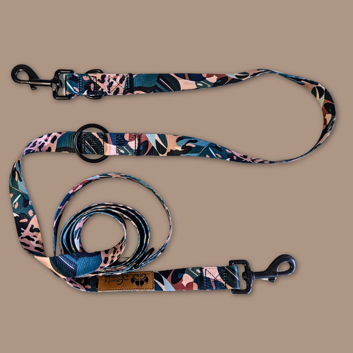 Présentation de la jolie laisse multiposition pour chien de la gamme Savane aux motifs de marron, vert et beige avec des motifs de feuillages et de tâches de léopard de la marque innovante Goofy Goldens