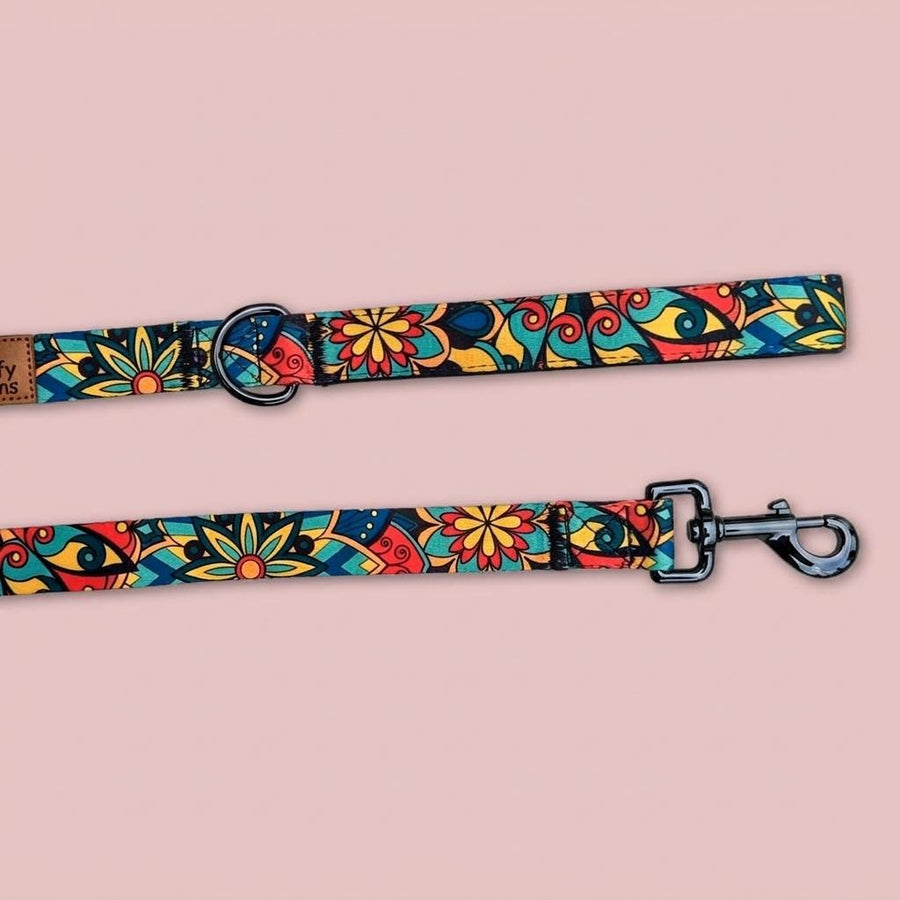 On aperçoit le mousqueton et le système d'attache de la laisse Mandala de la marque Goofy Goldens aux couleurs vertes, rouges, jaunes et bleues