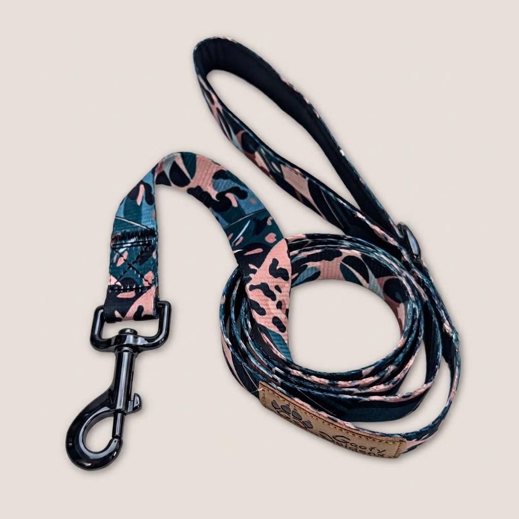 Présentation de la jolie laisse  pour chien de la gamme Savane aux motifs de marron, vert et beige avec des motifs de feuillages et de tâches de léopard de la marque tendance Goofy Goldens