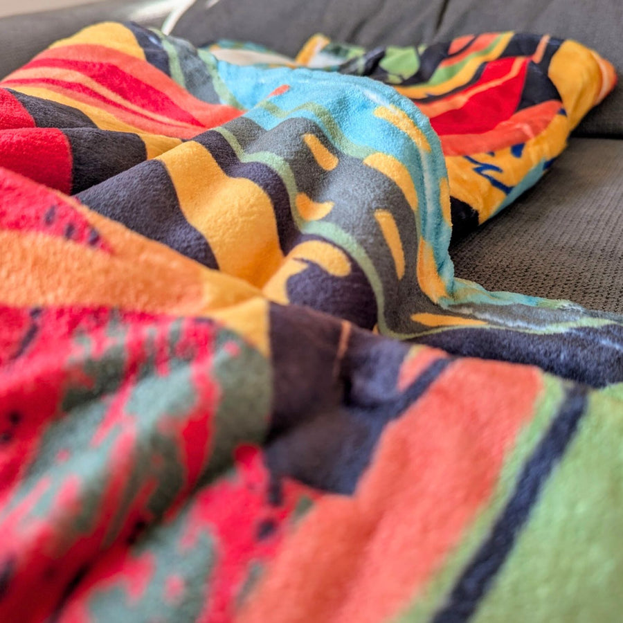 On distingue un plaid coloré doux et confortable