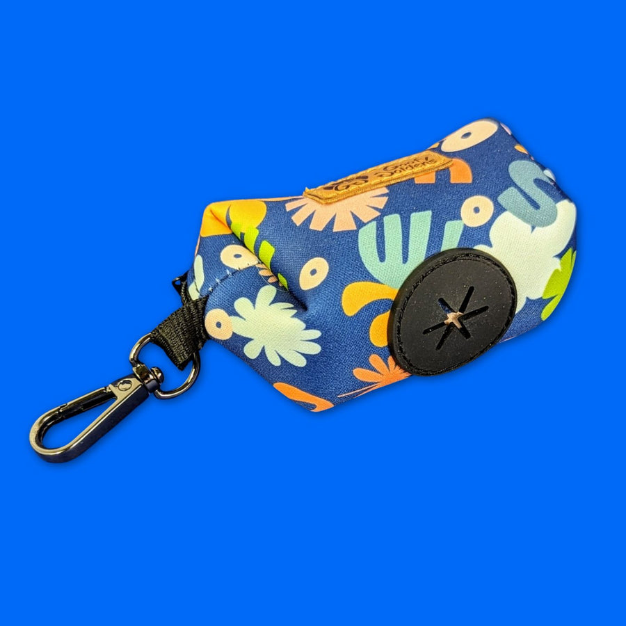 zoom sur le mousqueton et le distributeur et silicone de la pochette Deep Agua pour chien 