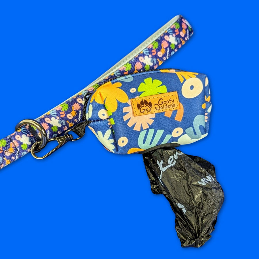 Ensemble laisse te distributeur de sacs à crottes deep agua aux couleurs bleu marine, et aux motifs colorés