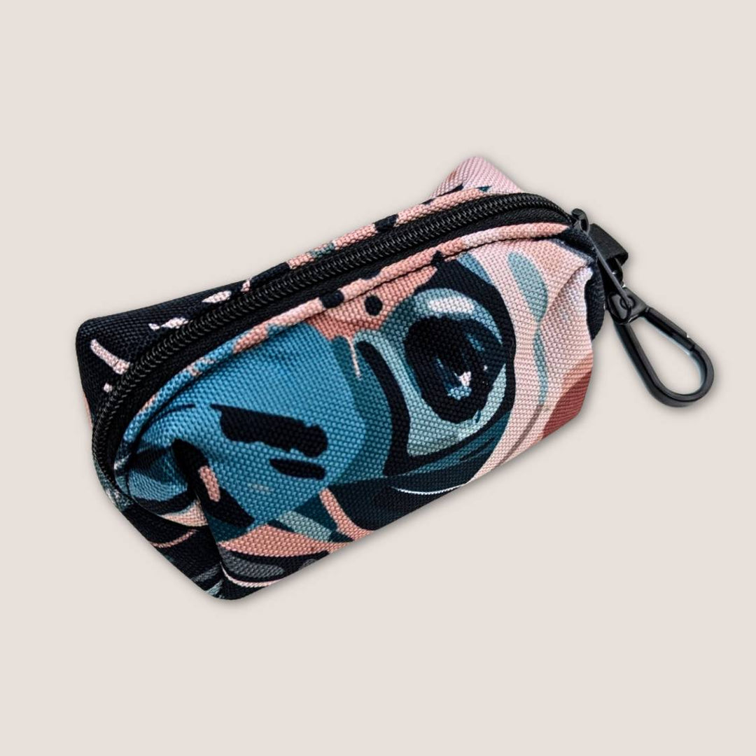 Photo du distributeur de sac à cacas de la gamme Savane aux mélanges de marron, vert et beige avec des motifs de feuillages et de tâches de léopard.