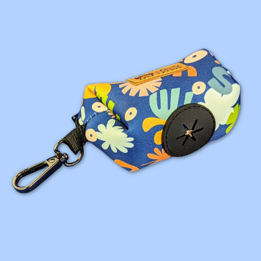 zoom sur le mousqueton et le distributeur et silicone de la pochette Deep Agua pour chien 