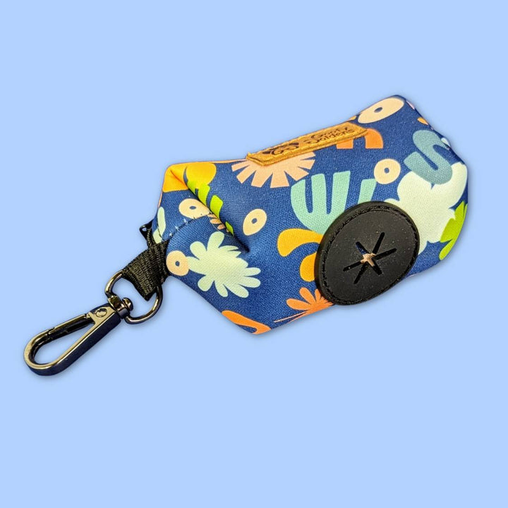 zoom sur le mousqueton et le distributeur et silicone de la pochette Deep Agua pour chien 